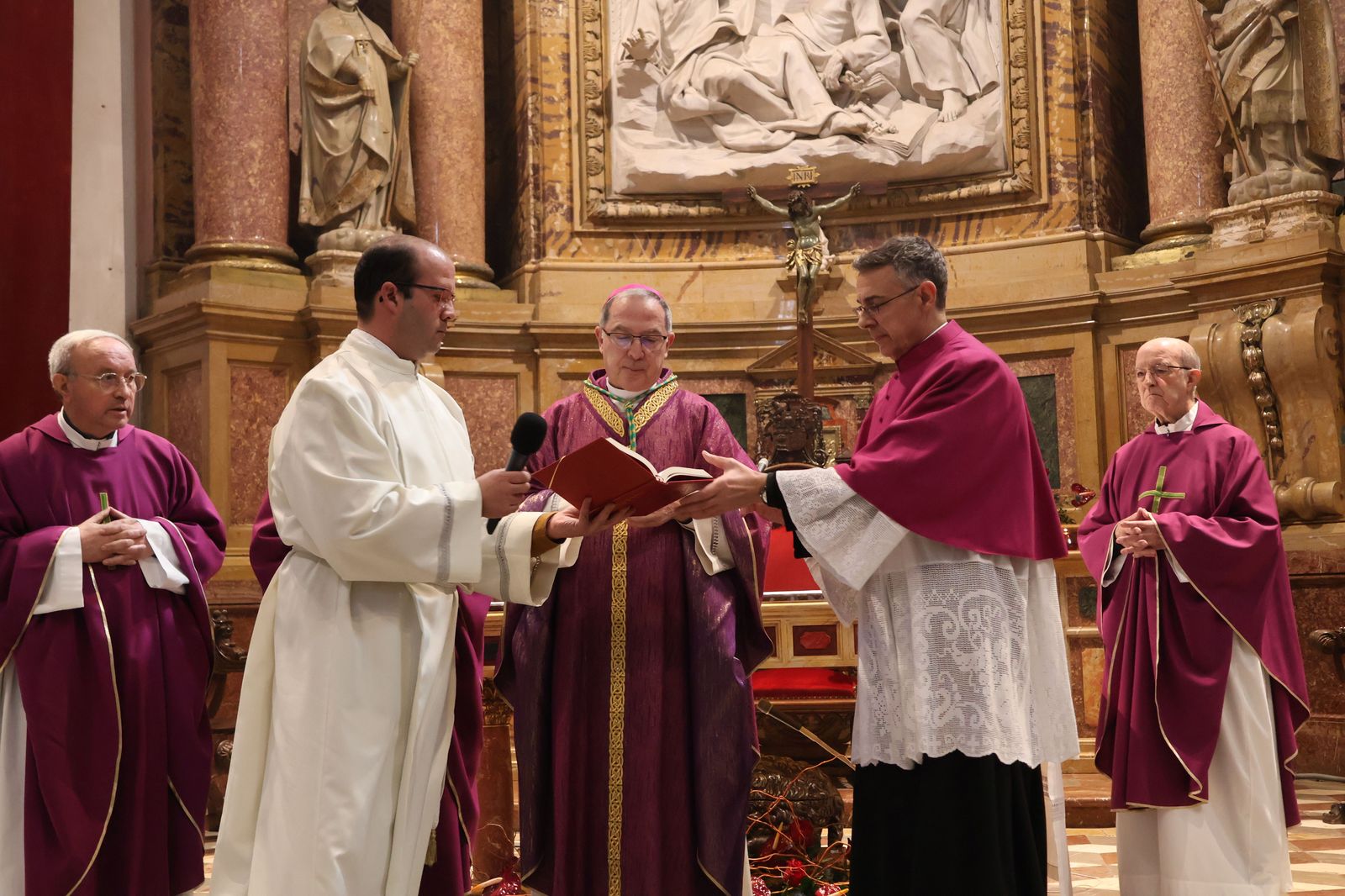 entrada-de-nuevos-hermanos-de-la-cofradia-del-silencio-35