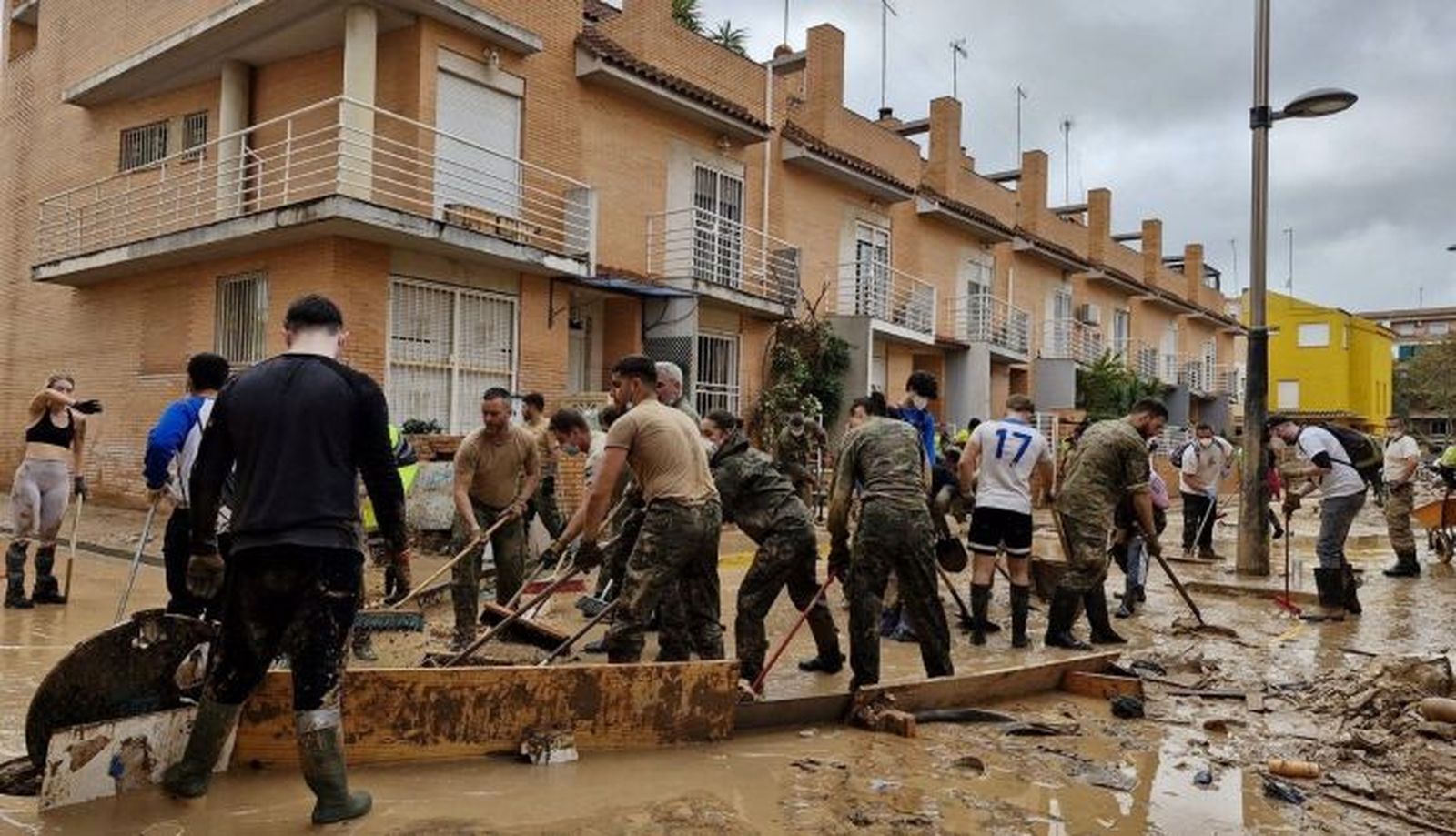 Ejército de Tierra ayudando en Valencia tras la DANA