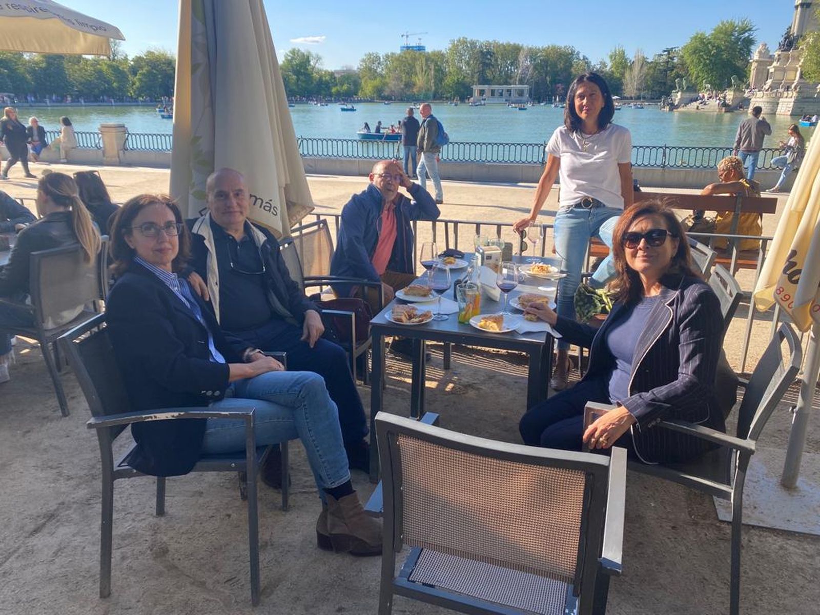 Más de un centenar de salmantinos celebran el Lunes de Aguas en el Parque de El Retiro de Madrid