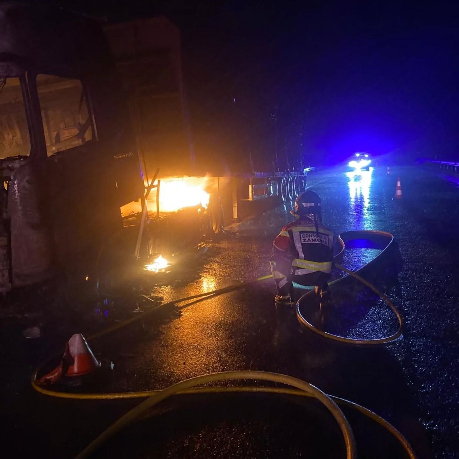 GALERÍA | Arde un camión en la A-52 en Zamora