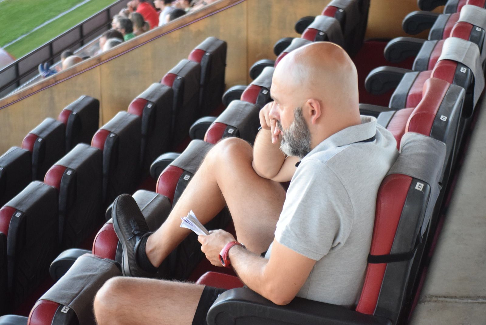 David Movilla, observando un partido desde el palco del Ruta de la Plata esta pretemporada