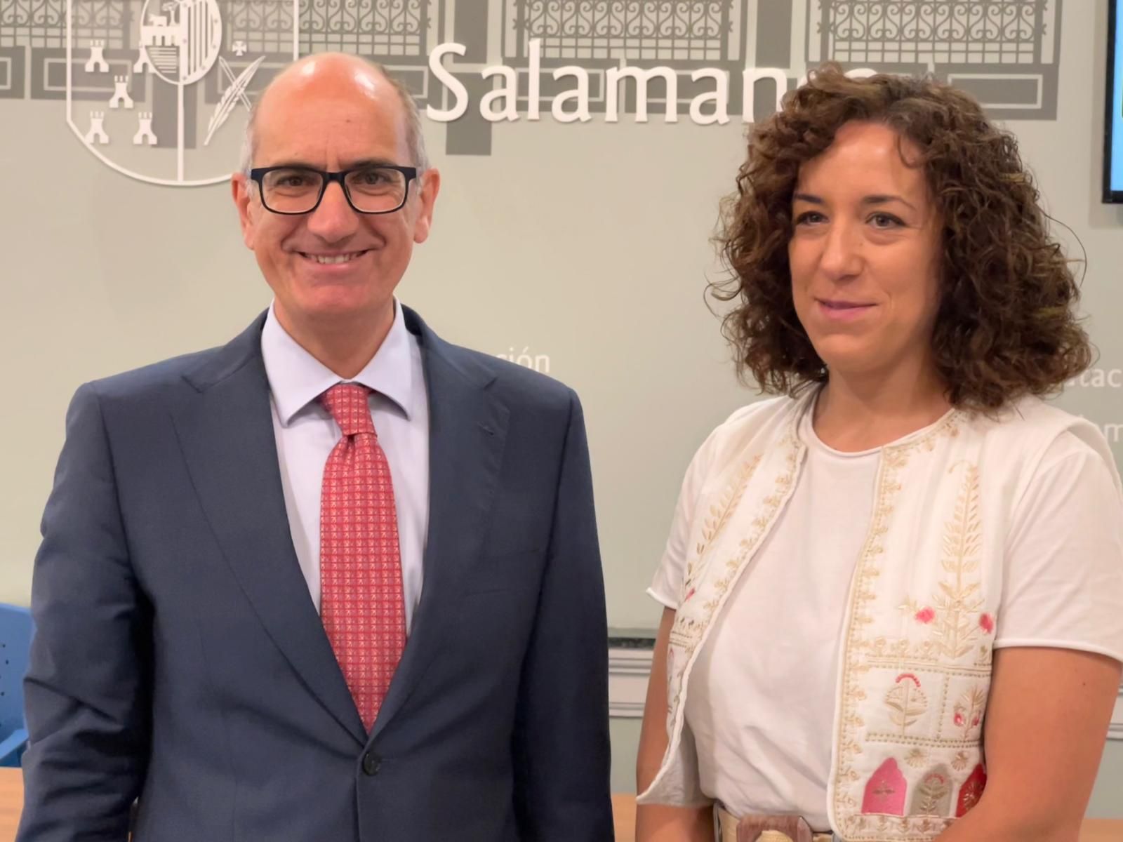 El presidente de la Diputación de Salamanca, Javier Iglesias junto con la diputada de medioambiente, Pilar Sánchez García en la presentación del Plan de Sequía 2024. Foto SALAMANCA24HORAS