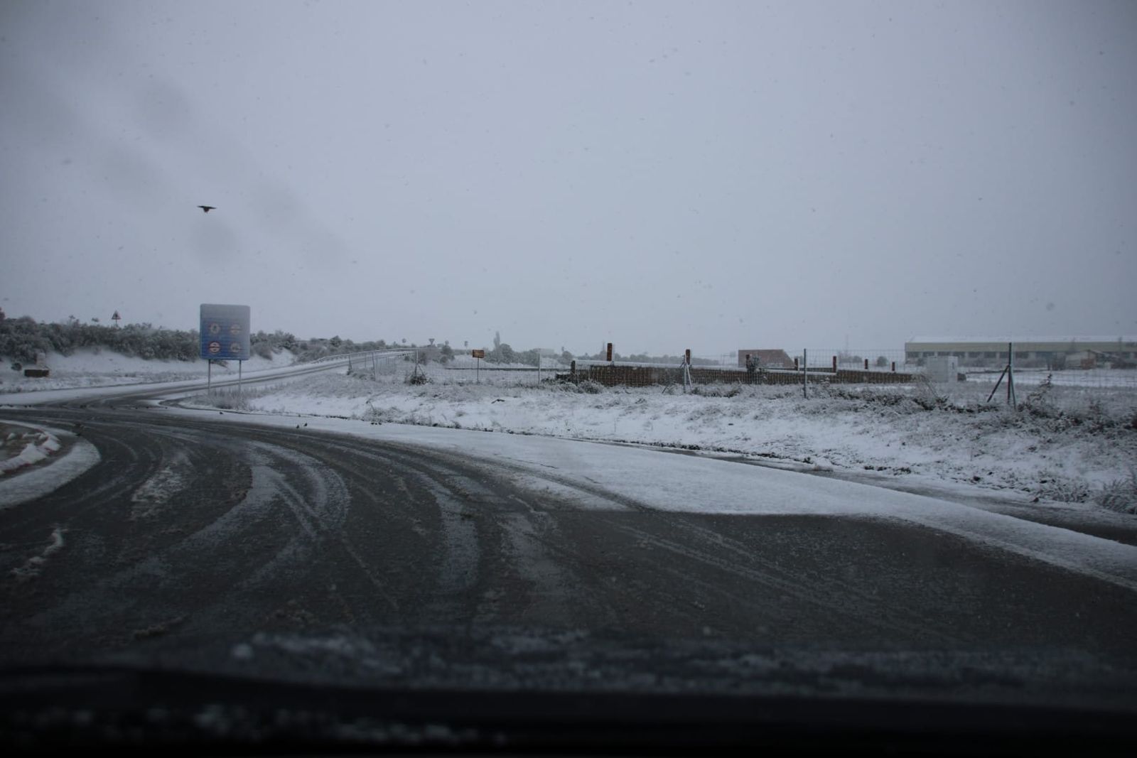 Nieve en carretera colindantes con la A-66 - Fotos de archivo - S24H