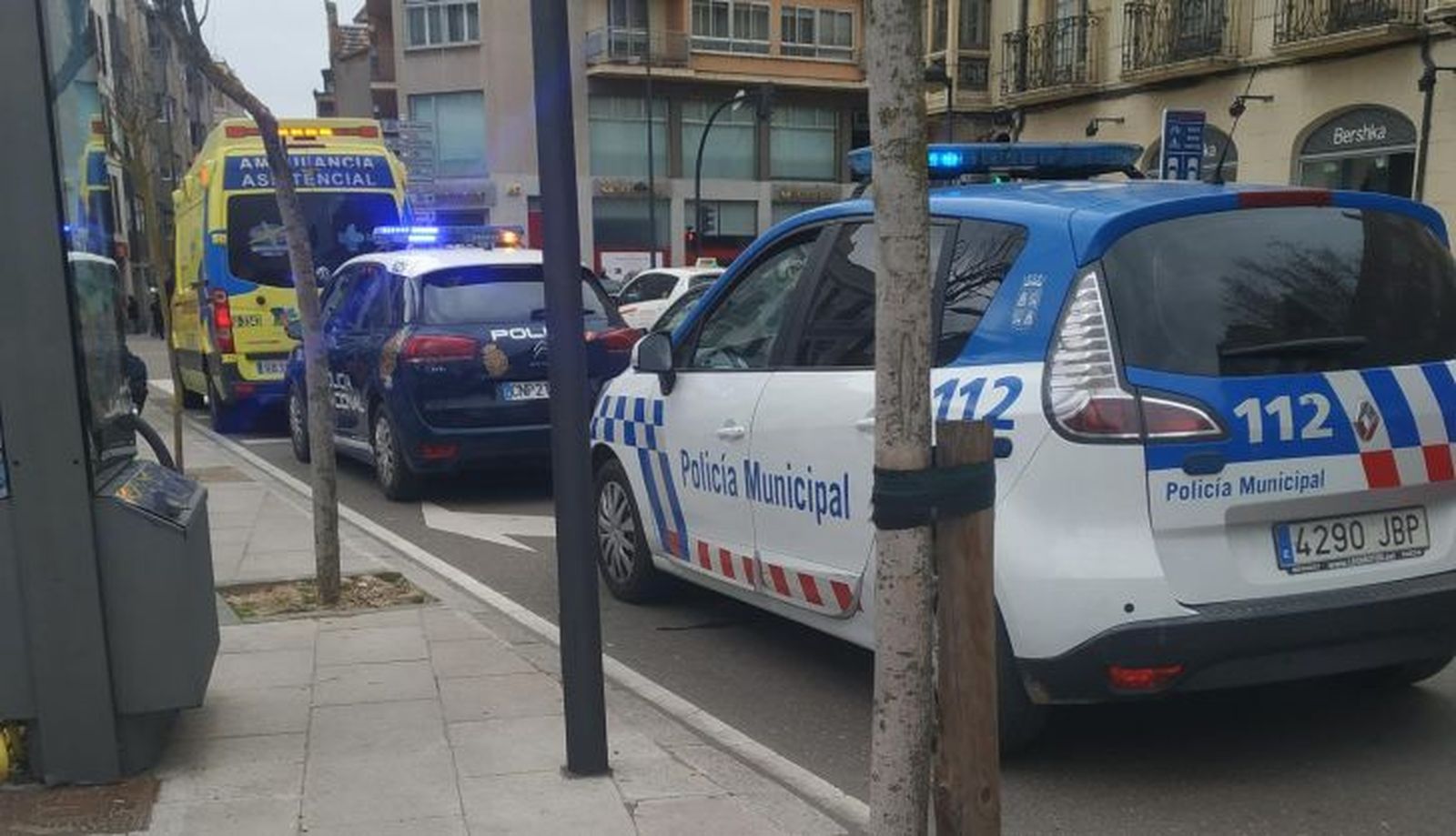 Los servicios de emergencia atienden a un varón en la Plaza de la Marina (3)