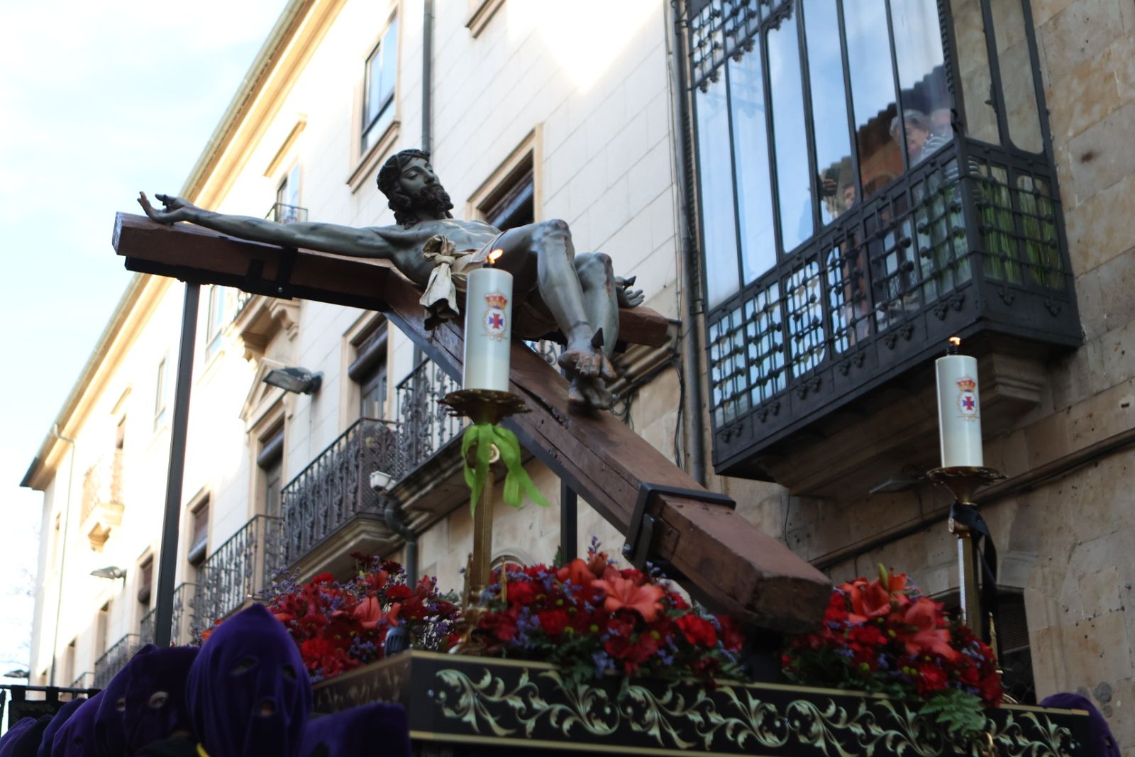 Jesús Rescatado procesiona en Salamanca con su nueva túnica y la atenta mirada de cientos de fieles