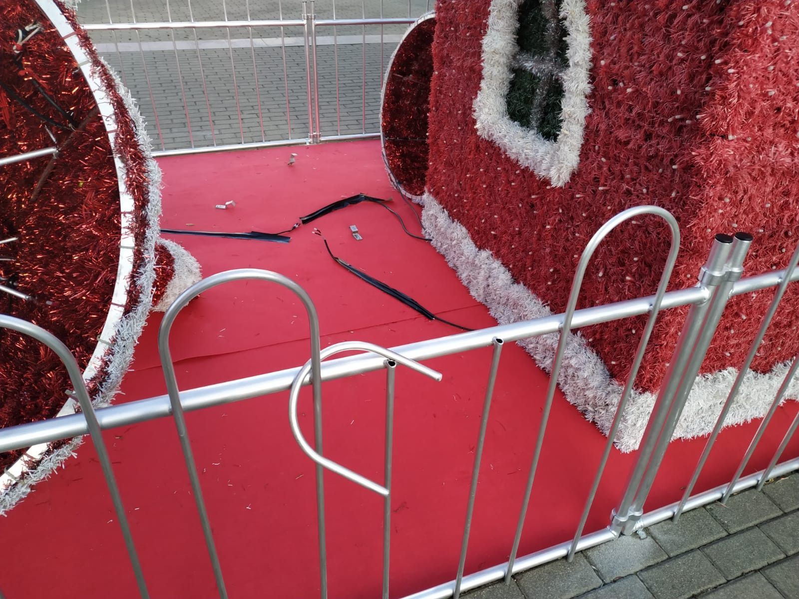 Decoracion navideu00f1a benavente vandalos (2)