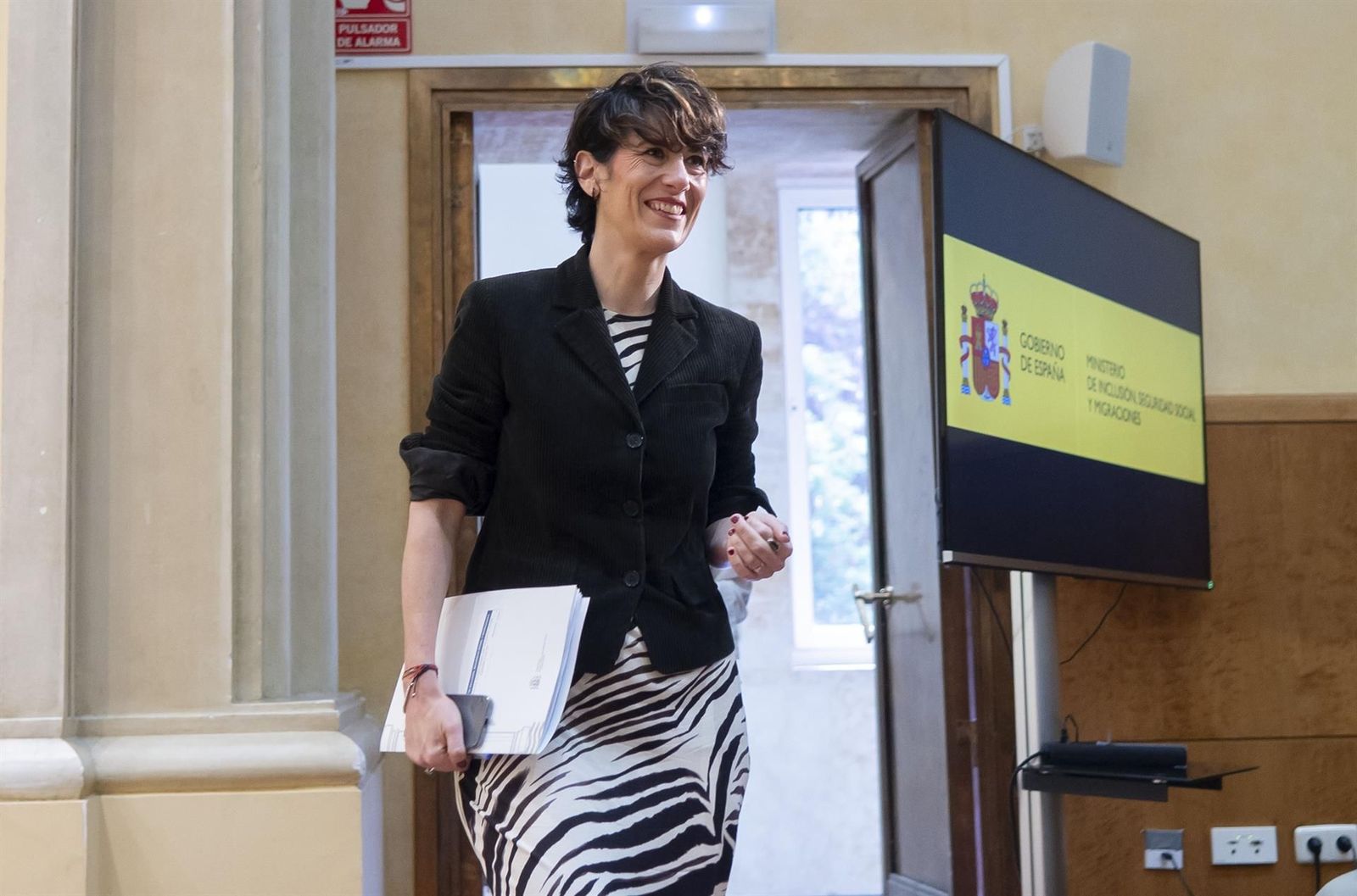 La ministra de Inclusión, Seguridad Social y Migraciones, Elma Saiz (d), en la sede ministerial, a 9 de mayo de 2025, en Madrid (España). - Alberto Ortega - Europa Press