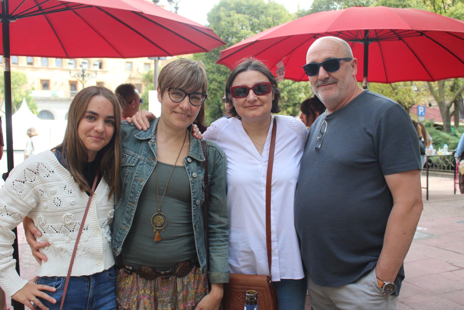Ambiente en la Feria de Día en el mediodía de este domingo