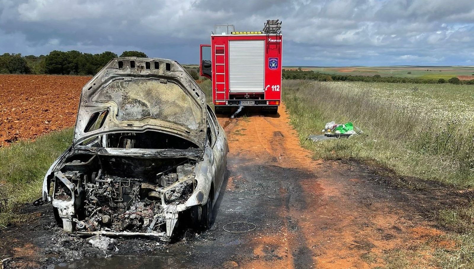 Rápida actuación para sofocar un coche en llamas en una localidad de Zamora