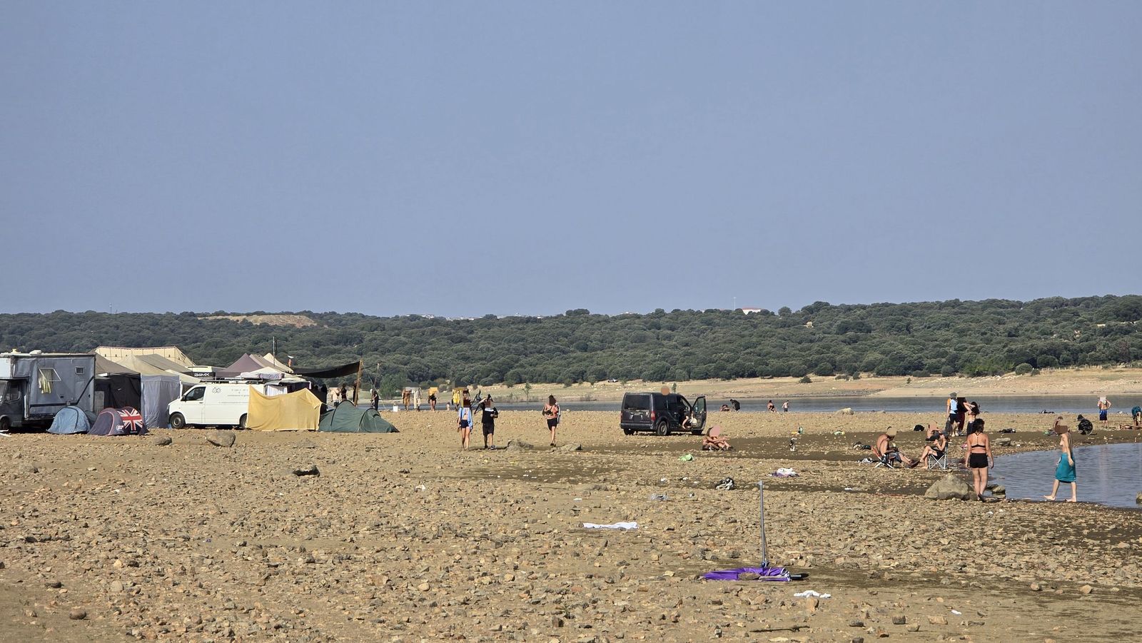 Sigue la rave con cientos de campistas en el entorno del pantano de Santa Teresa