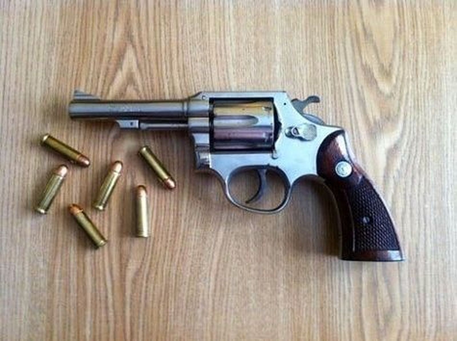 Un revólver del 38 y una semiautomática del 7,65 compradas hace un año en Asturias