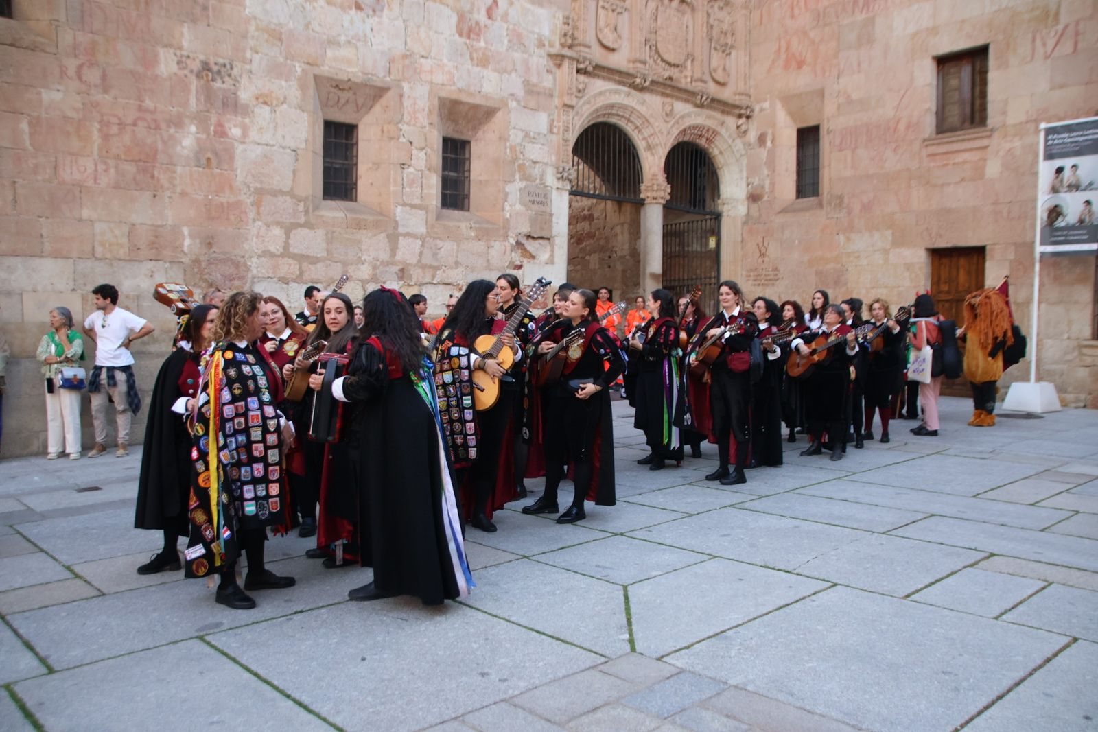 Tunas de toda España cantan al son de la historia por las calles de Salamanca