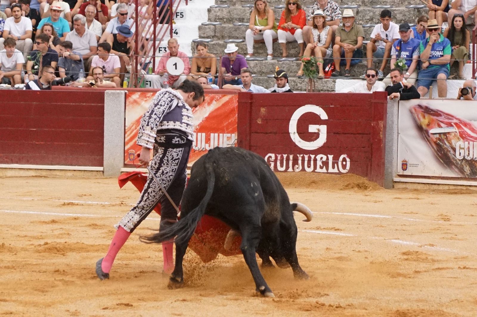 Javier Castaño se despide de Guijuelo y Damián Castaño, su hermano, e Ismael Martín salen a hombros en Guijuelo