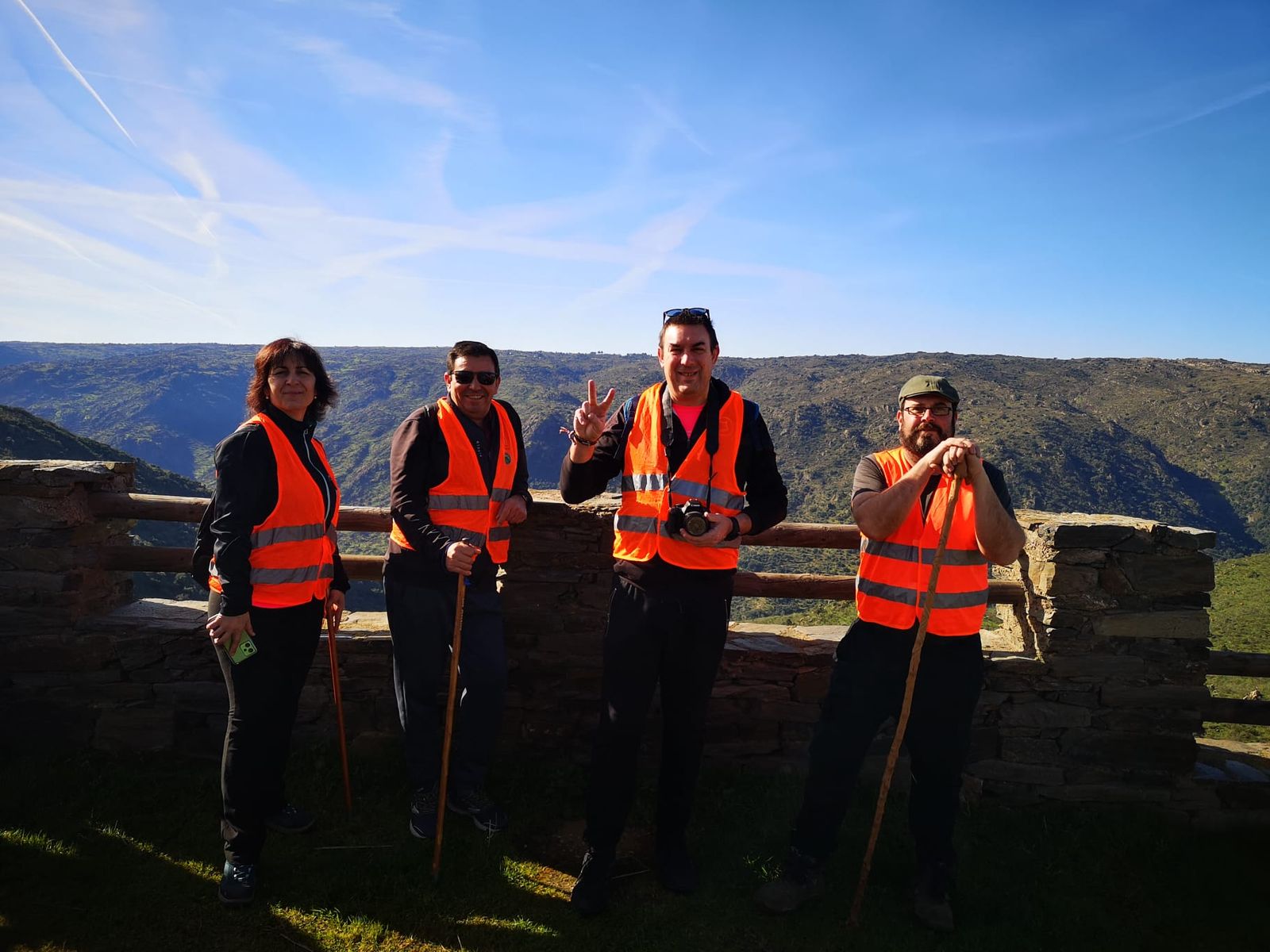 Más de un centenar de senderistas recorren La Fregeneda entre almendros en flor