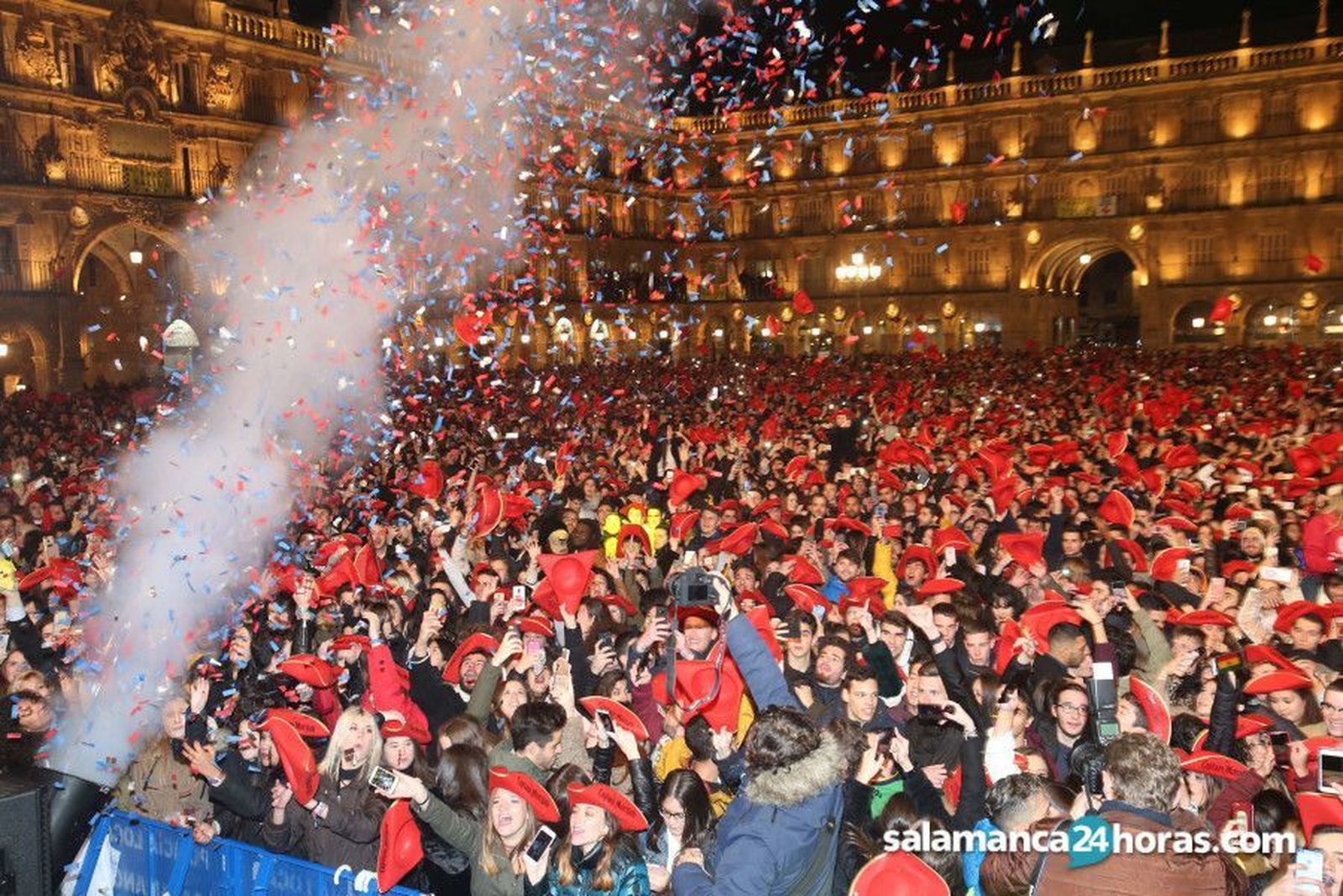 Jóvenes en la Nochevieja Universitaria antes de la pandemia de la COVID-19