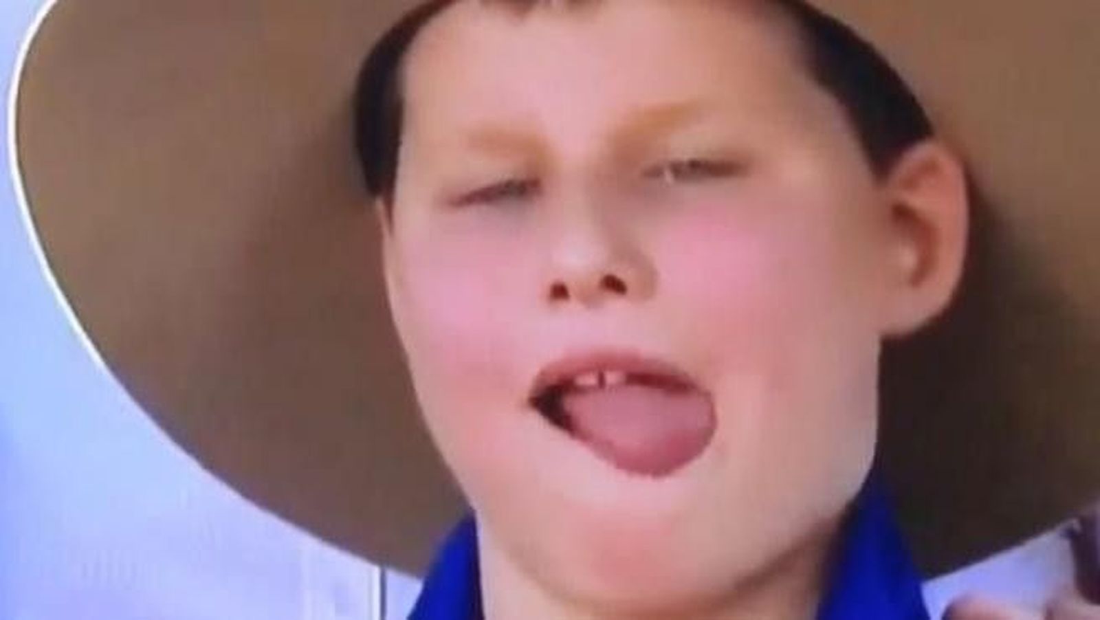 Niño se come dos moscas