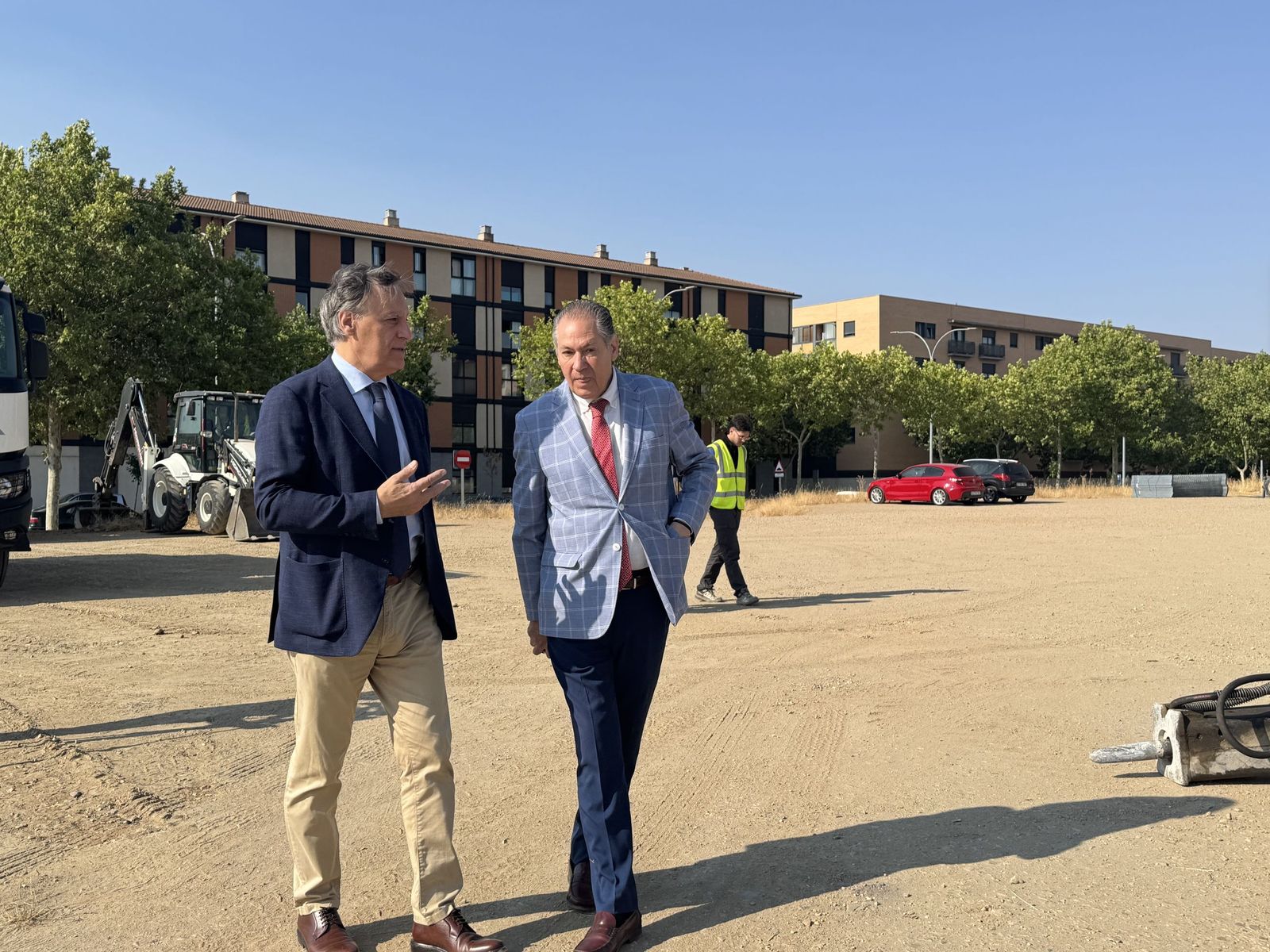 El alcalde de Salamanca, Carlos García Carbayo, visita las obras del nuevo aparcamiento gratuito en superficie del barrio El Zurguén