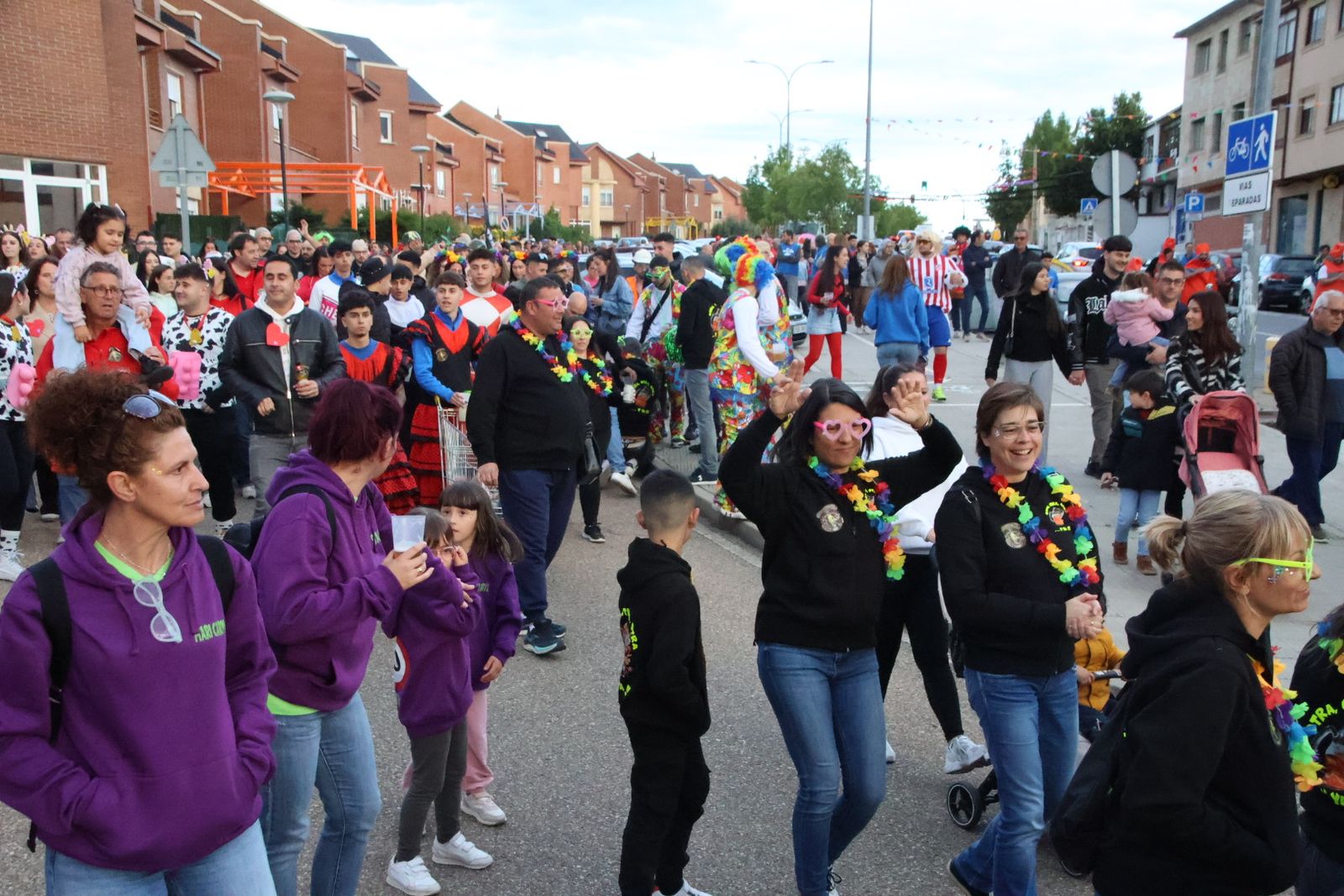  Villamayor, concentración y pasacalles de grupos y peñas