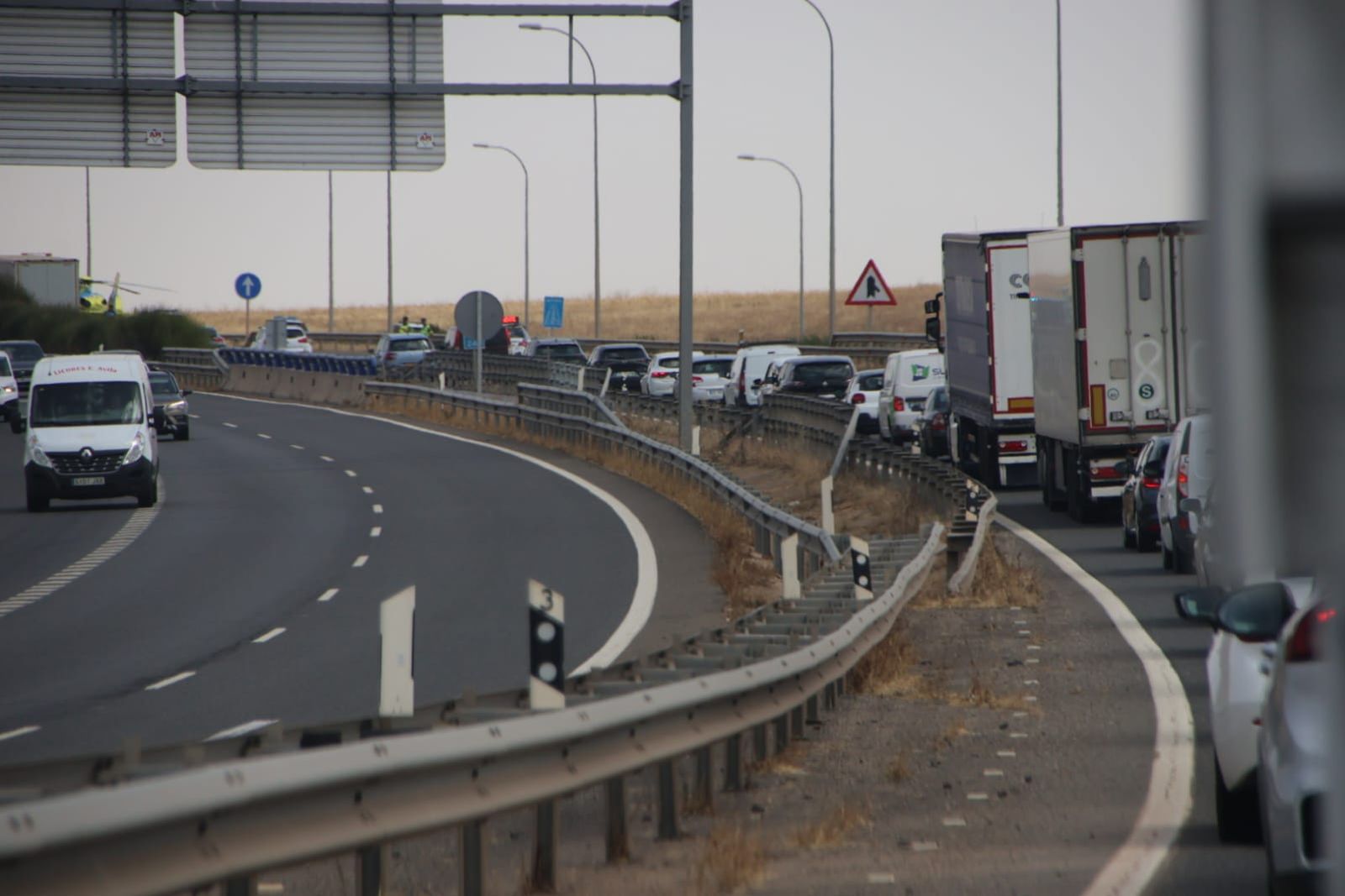 Un accidente entre dos camiones deja una persona inconciente en la A-62