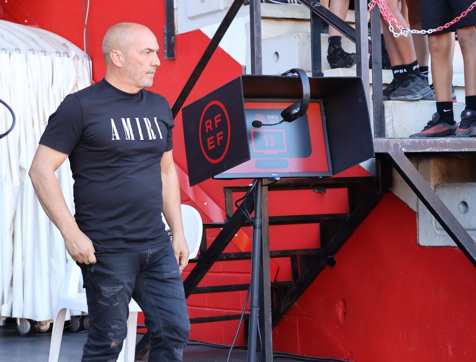 Juan Sabas entrenador del Zamora CF saliendo de vestuarios