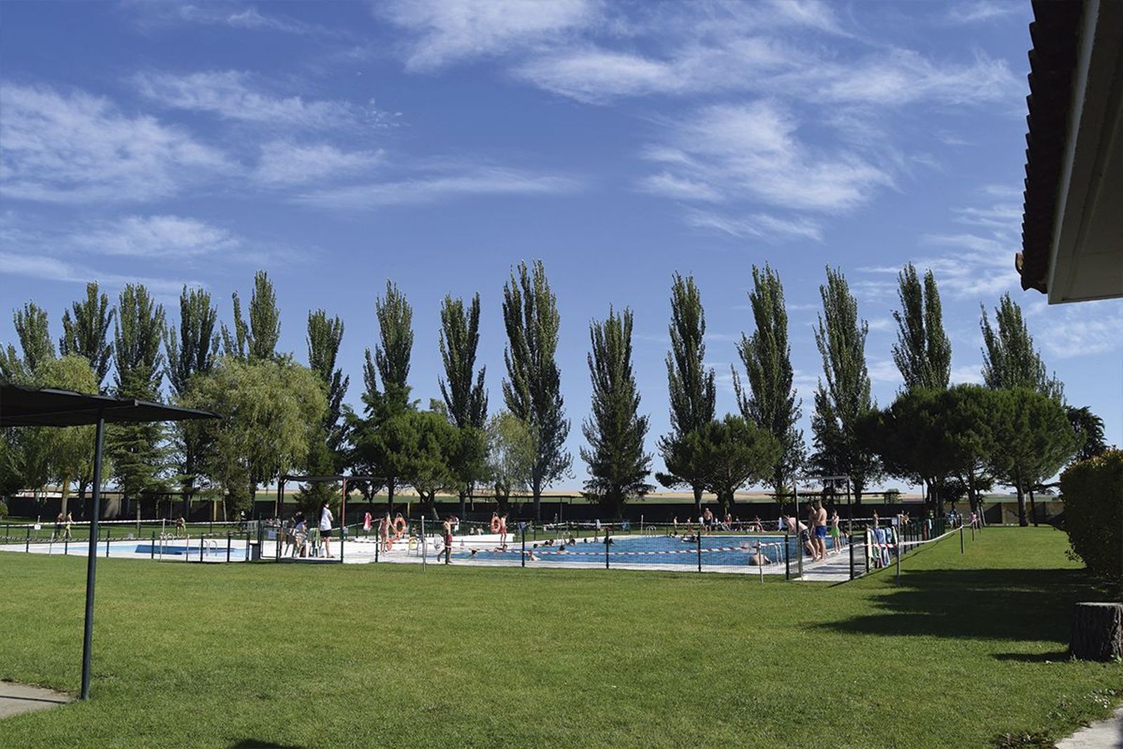 Los vecinos de Villoria disfrutan desde el pasado fin de semana de las remodeladas instalaciones de las piscinas municipales.