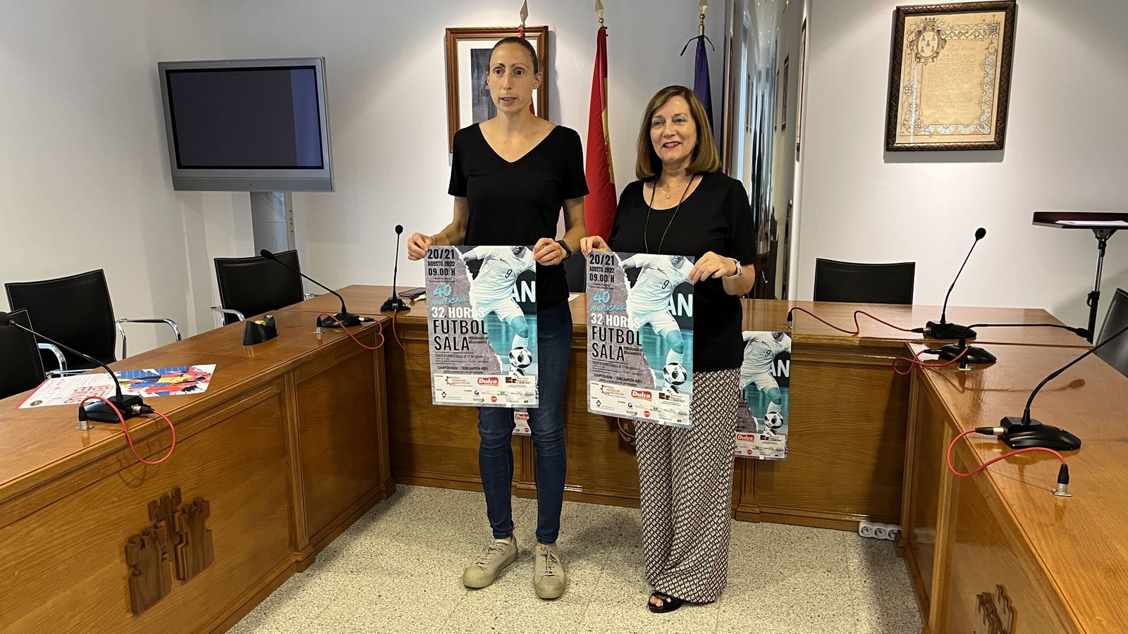 La concejala de Deportes, Pilar García, y la alcaldesa, Carmen Ávila, han presentado el 40ª Torneo de las 32 horas de fútbol-sala