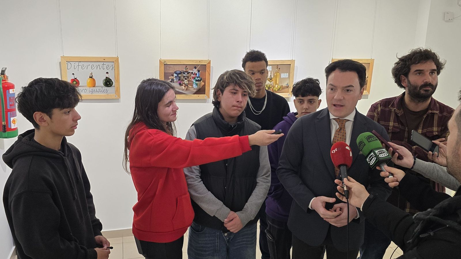 El concejal de Juventud, Pedro Martínez, presenta la exposición ‘Otras Miradas – Exposición de Fotografía con Playmobil’