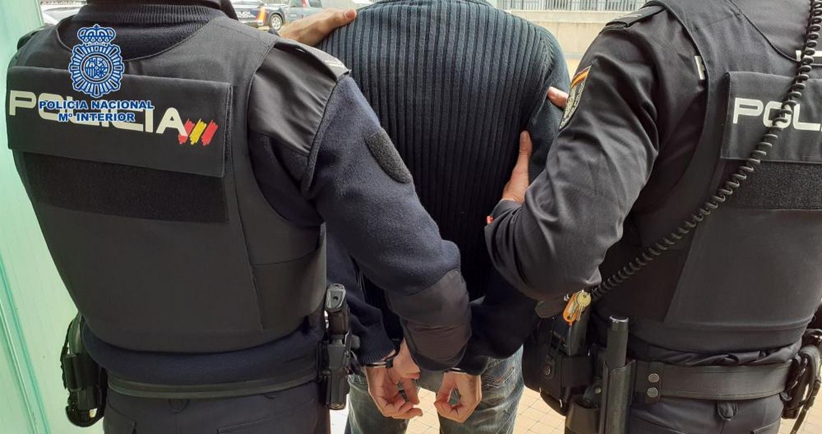 Dos agentes de la Policía Nacional trasladan a un detenido. EP. Archivo.