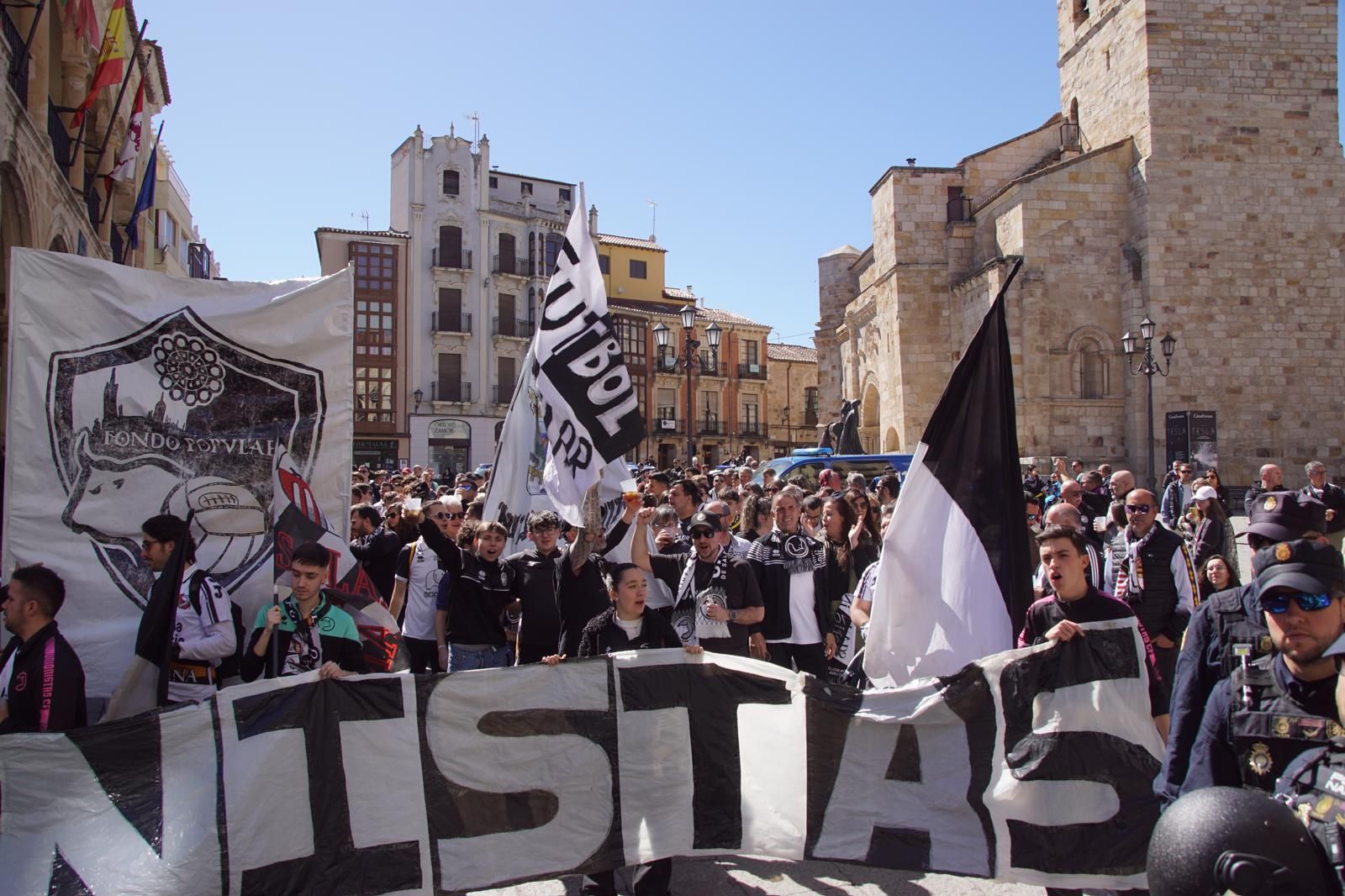los-aficionados-de-unionistas-toman-las-calles-de-zamora-con-un-doble-corteo-15