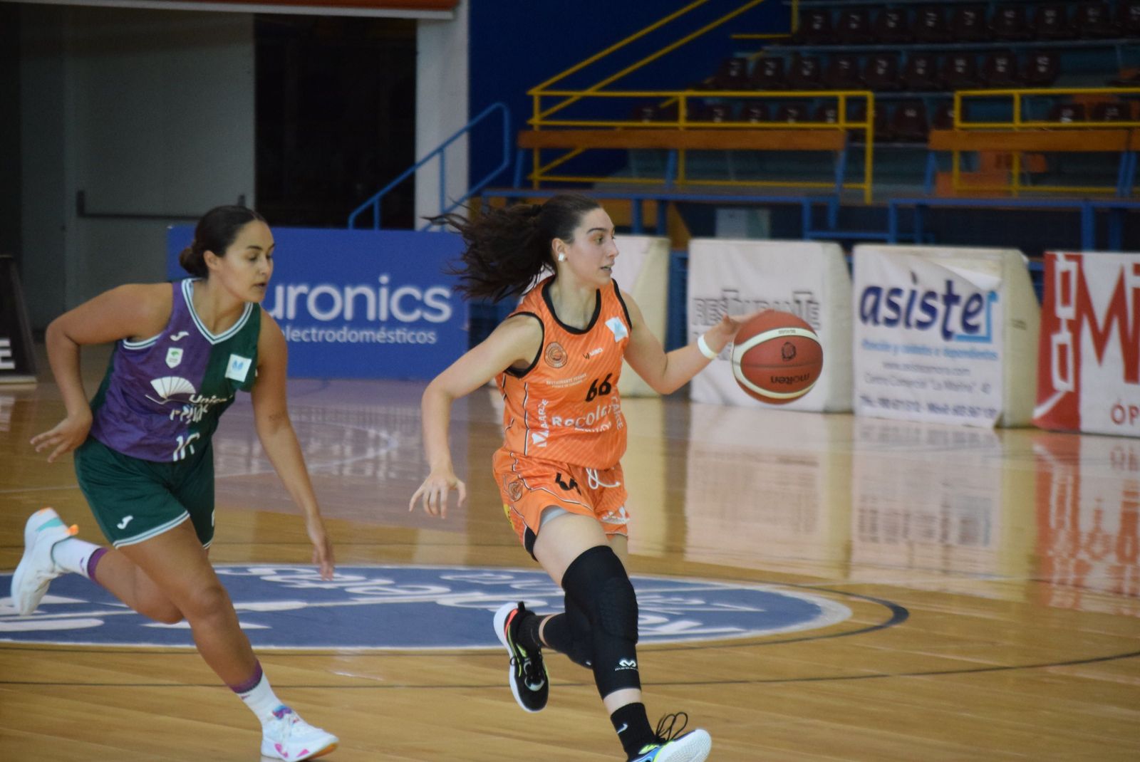 Carlota Menéndez, con el balón en un partido