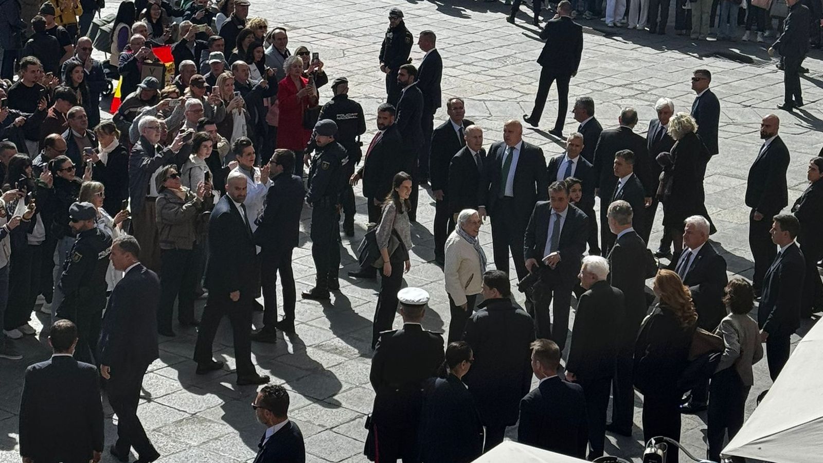 El Rey de España toma café en la Plaza Mayor