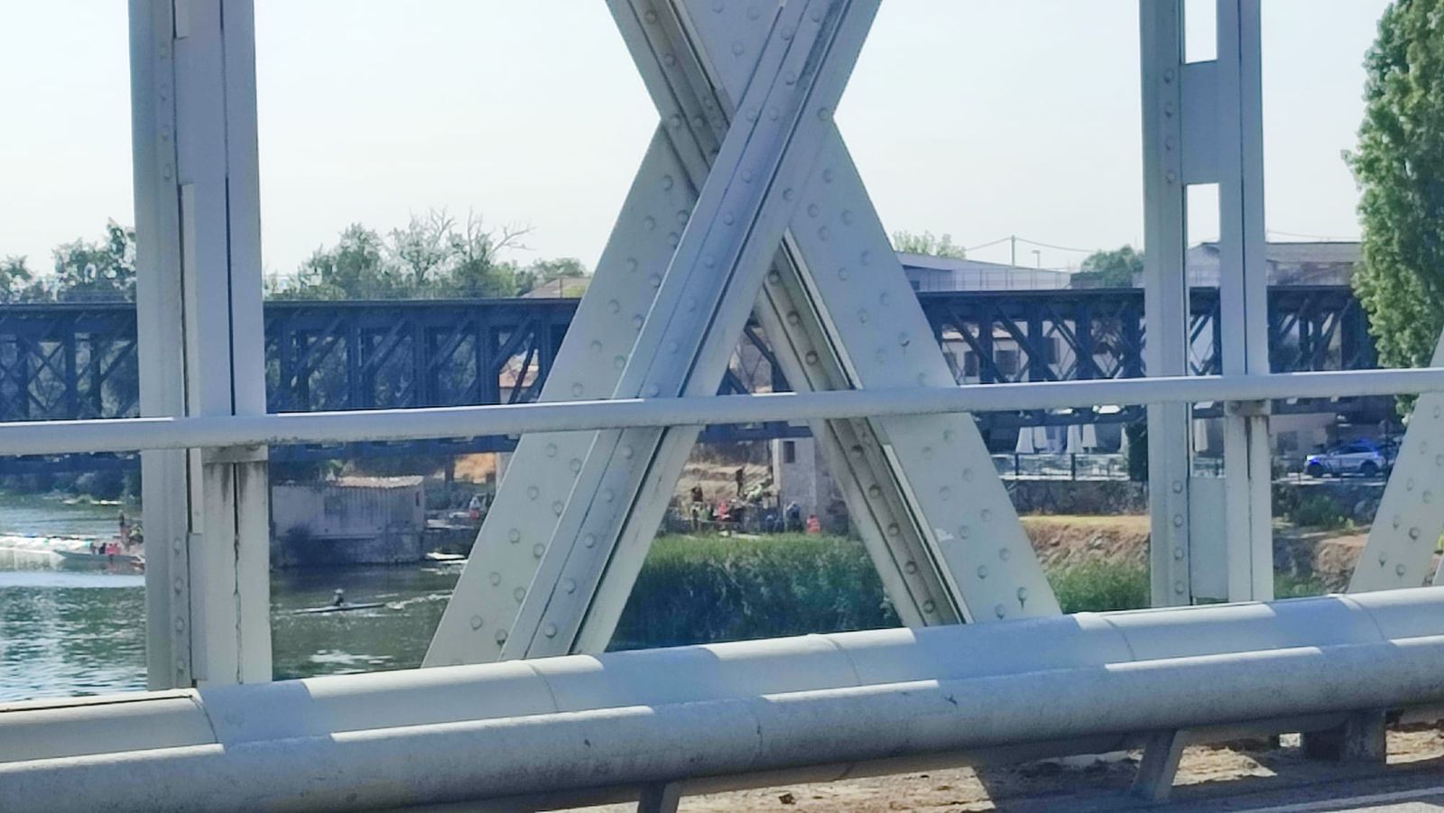 GALERÍA | Amplio despliegue de medios para rescatar a un hombre del río Duero en Zamora capital