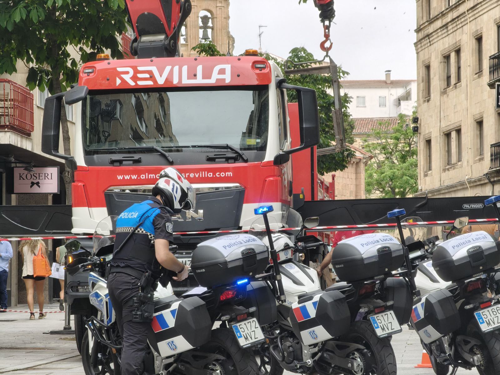 Cae un palé desde un quinto piso en el centro de Salamanca y moviliza a la Policía Local de Salamanca Cae un palé desde un quinto piso en el centro de Salamanca y moviliza a la Policía Local de Salamanca
