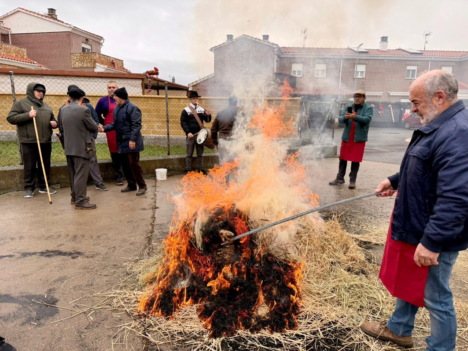 La tradicional matanza vuelve a reunir a los vecinos de La Vellés