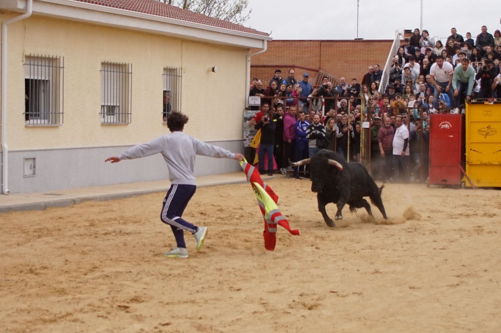ambiente-y-participacion-durante-el-toro-del-voto-en-villoria-suelta-de-dos-toros-del-cajon-foto-juanes-19