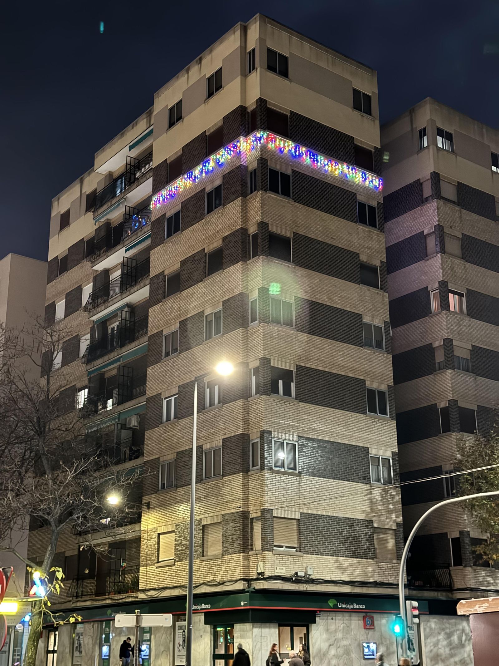 a-c-c-c-decoracion-navidena-en-un-edificio-de-la-avenida-alfonso-ix-de-leon-1