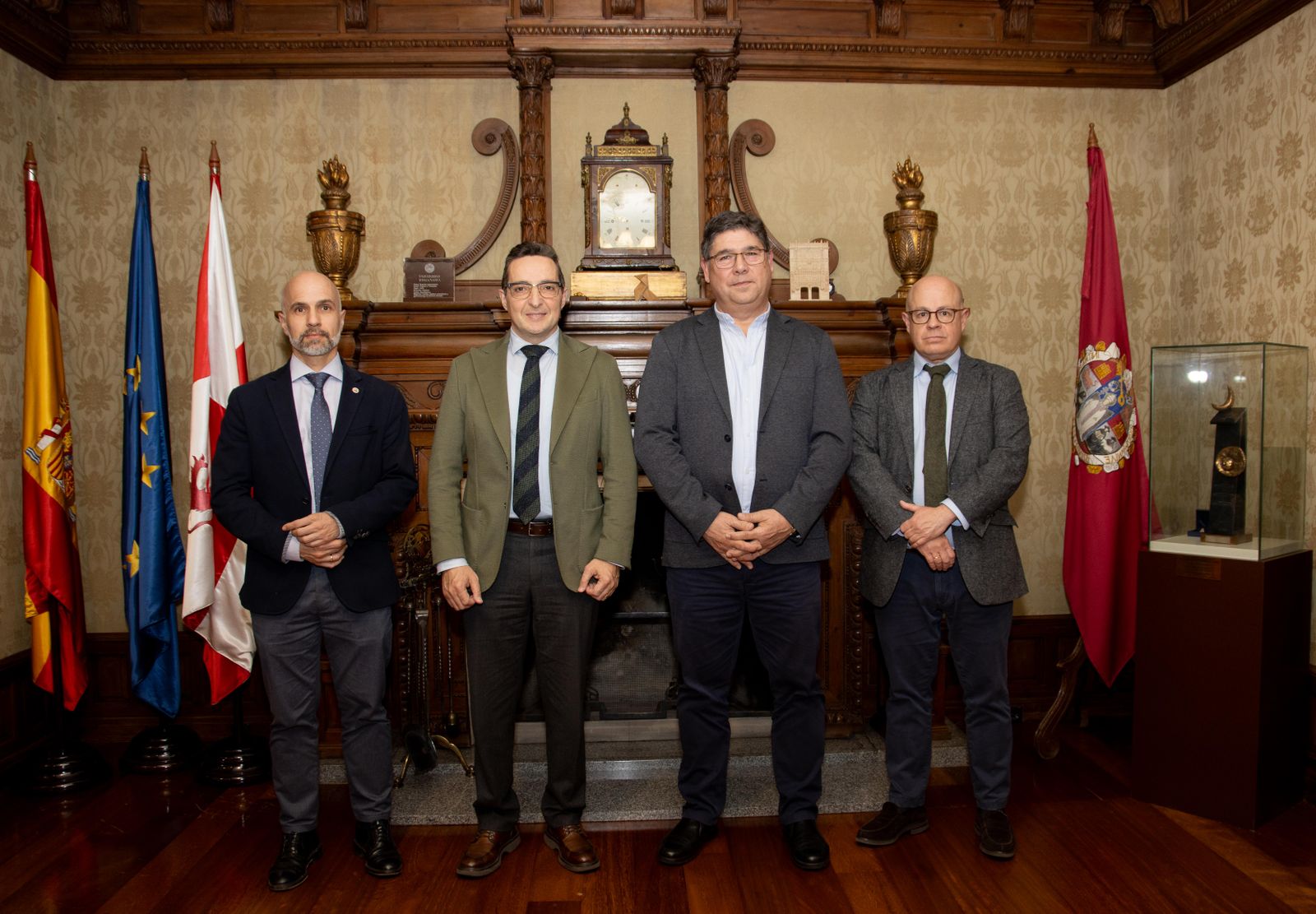 Juan Manuel Corchado recibe al presidente de CEOE-CEPYME Empresas de Salamanca. Autor: Sandra López - Comunicación USAL Juan Manuel Corchado recibe al presidente de CEOE-CEPYME Empresas de Salamanca. Autor: Sandra López - Comunicación USAL