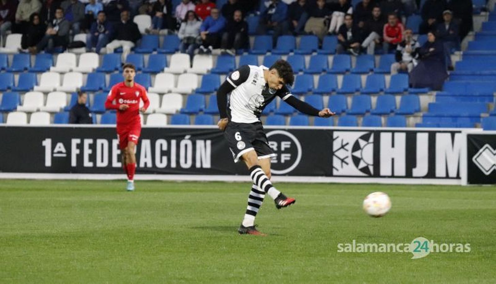 Óscar Sanz dispara ante el San Fernando | FOTO SALAMANCA24HORAS.COM