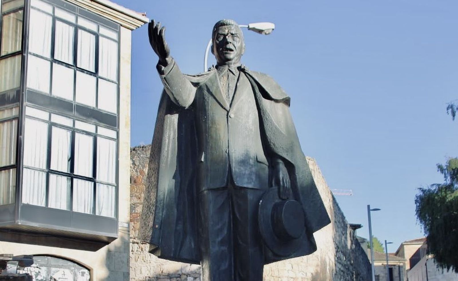 Estatua de Rafael Farina. Foto de archivo