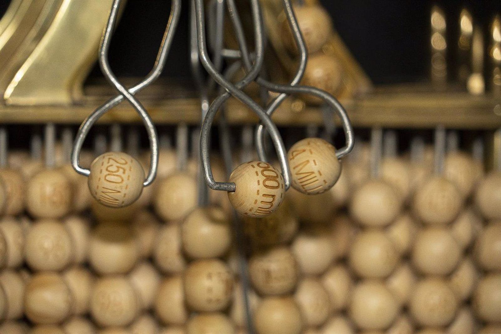 Bolas con premios del Bombo de la Lotería de Navidad | Foto: EP