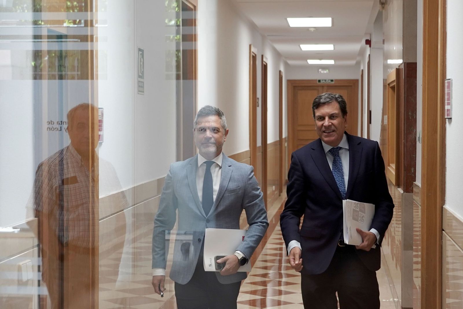 El consejero de Economía y Hacienda y portavoz, Carlos Fernández Carriedo, comparece en rueda de prensa posterior al Consejo de Gobierno