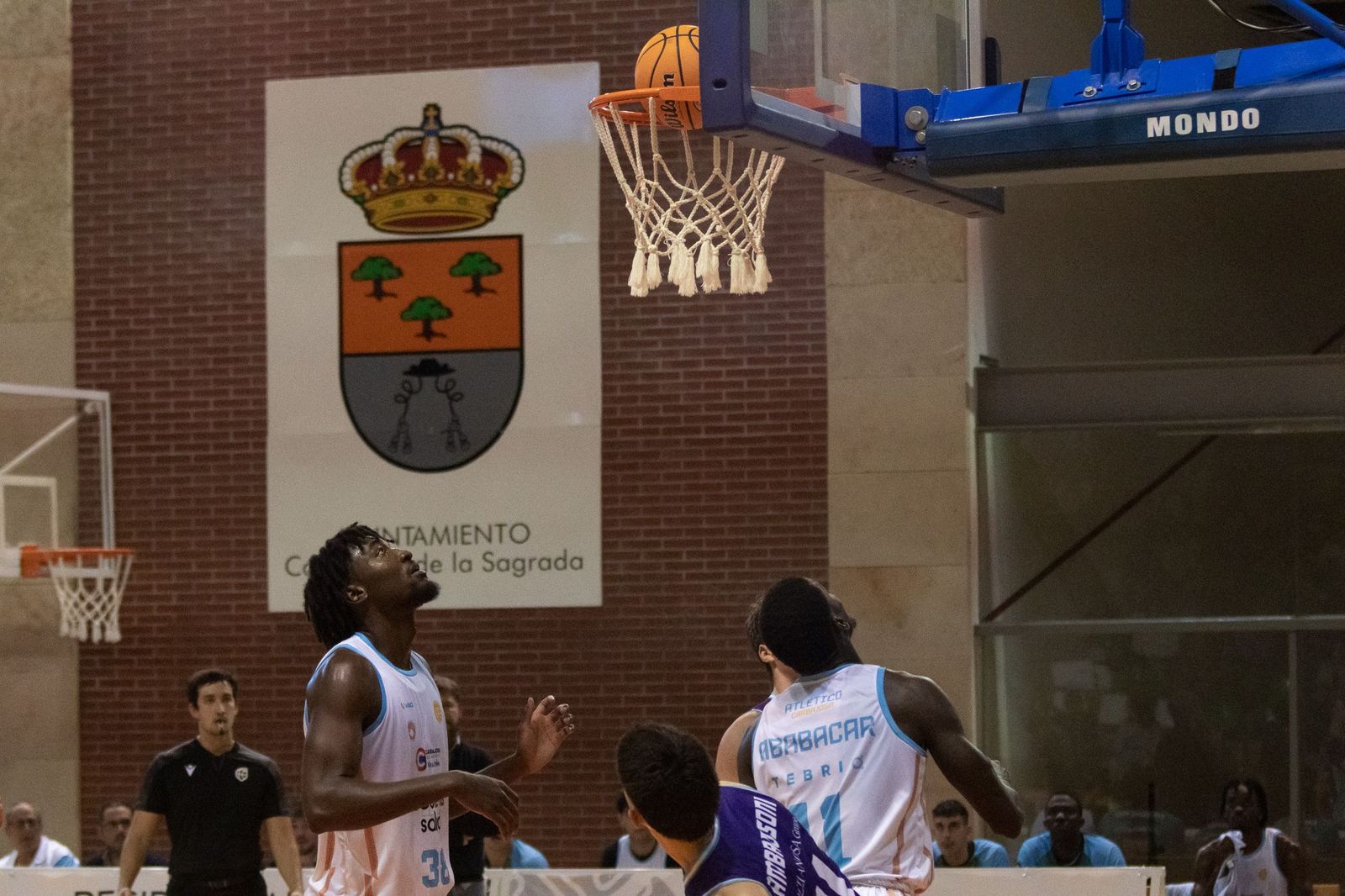 Ababacar Dieye (dorsal 11) anota dos puntos en el Atlético Carbajosa - Cantbasket 04