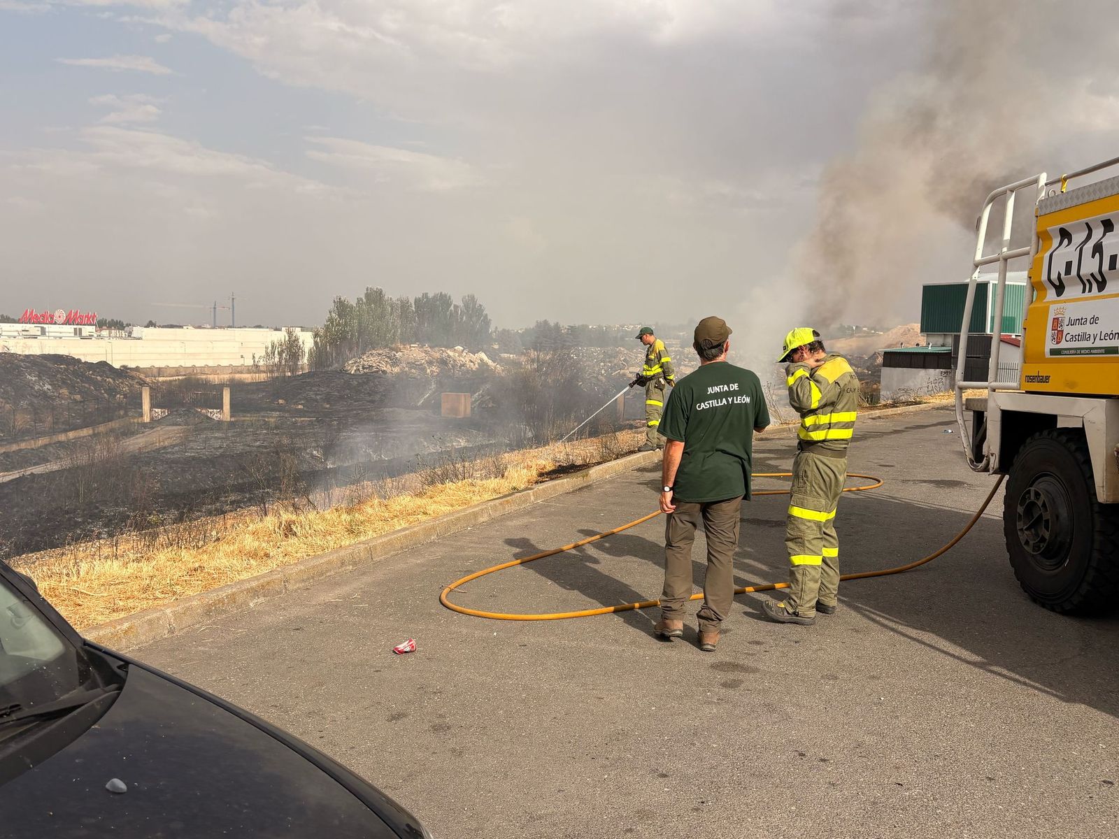 Los bomberos sofocan un gran incendio en el Polígono Industrial de Los Montalvos