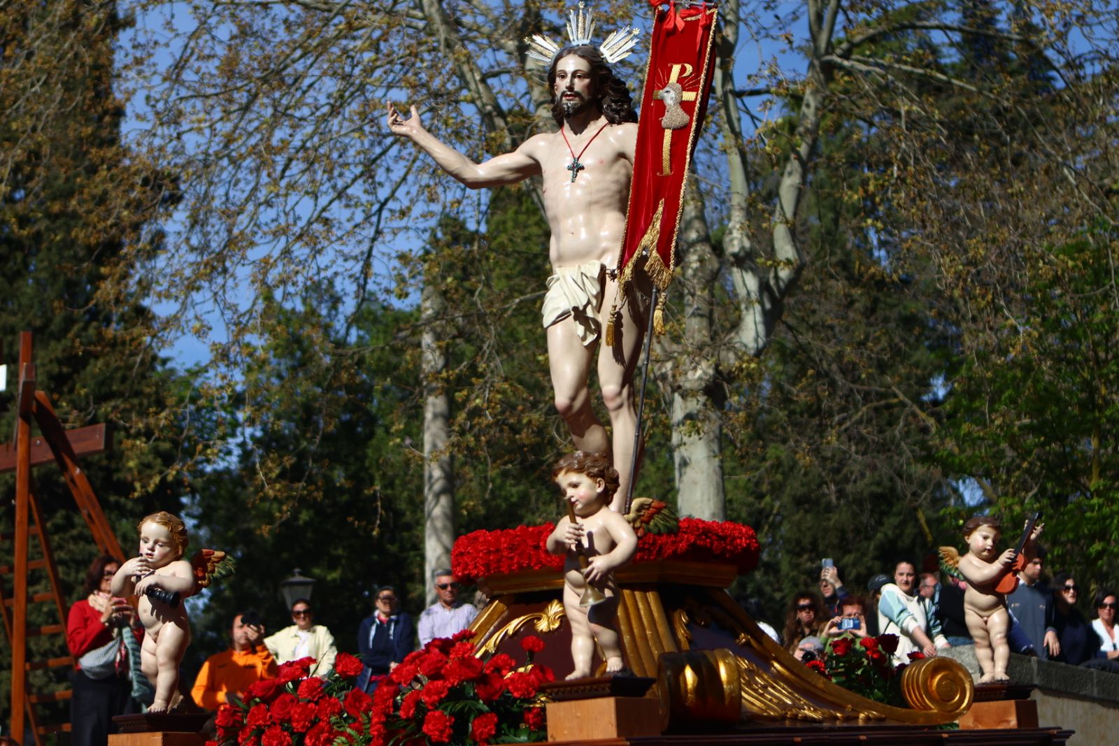 Procesión del encuentro de Nuestra Señora de la Alegría y Jesús Resucitado en el Domingo de Resurrección en Salamanca