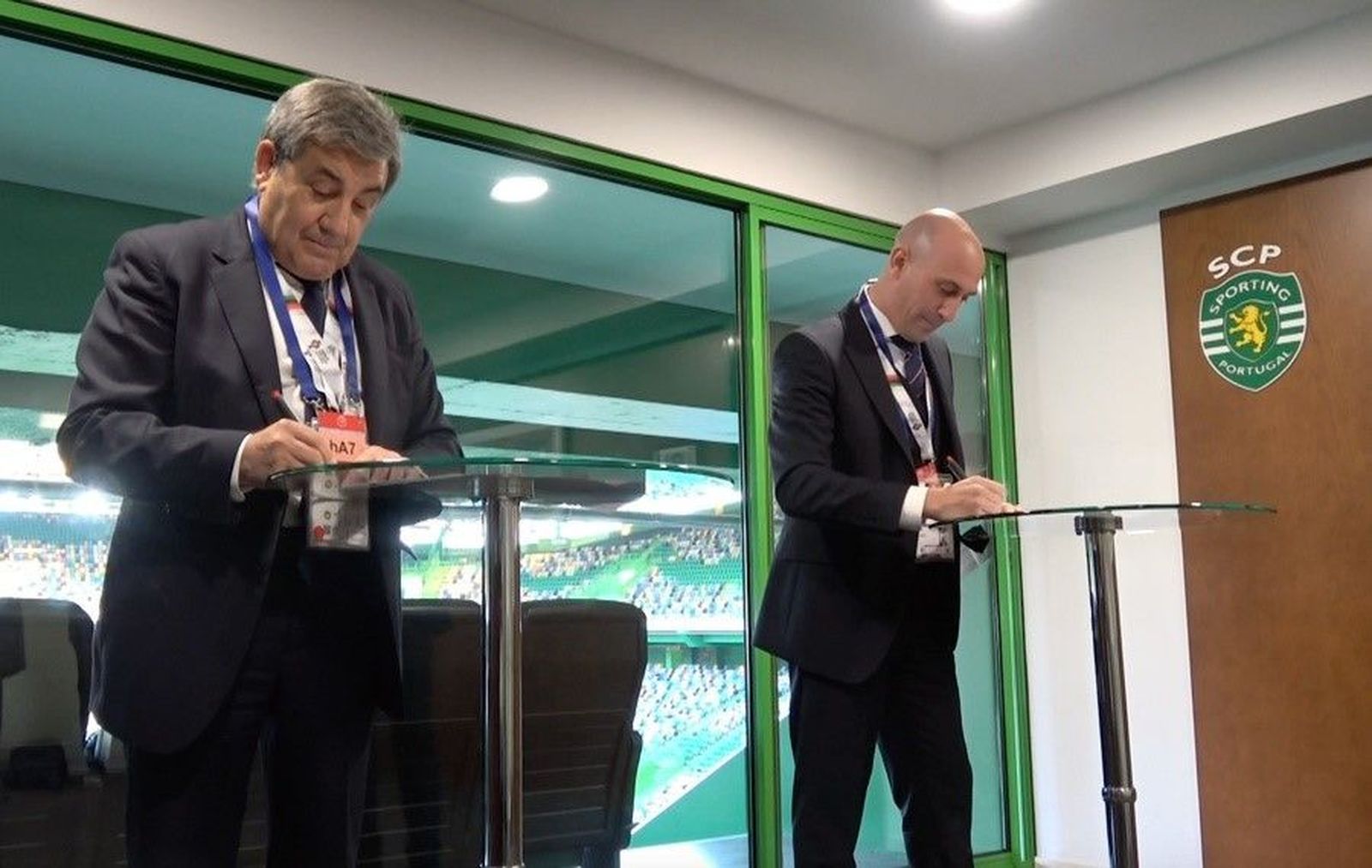 Luis Rubiales, presidente de la RFEF, y Fernando Gomes, presidente de la FPF