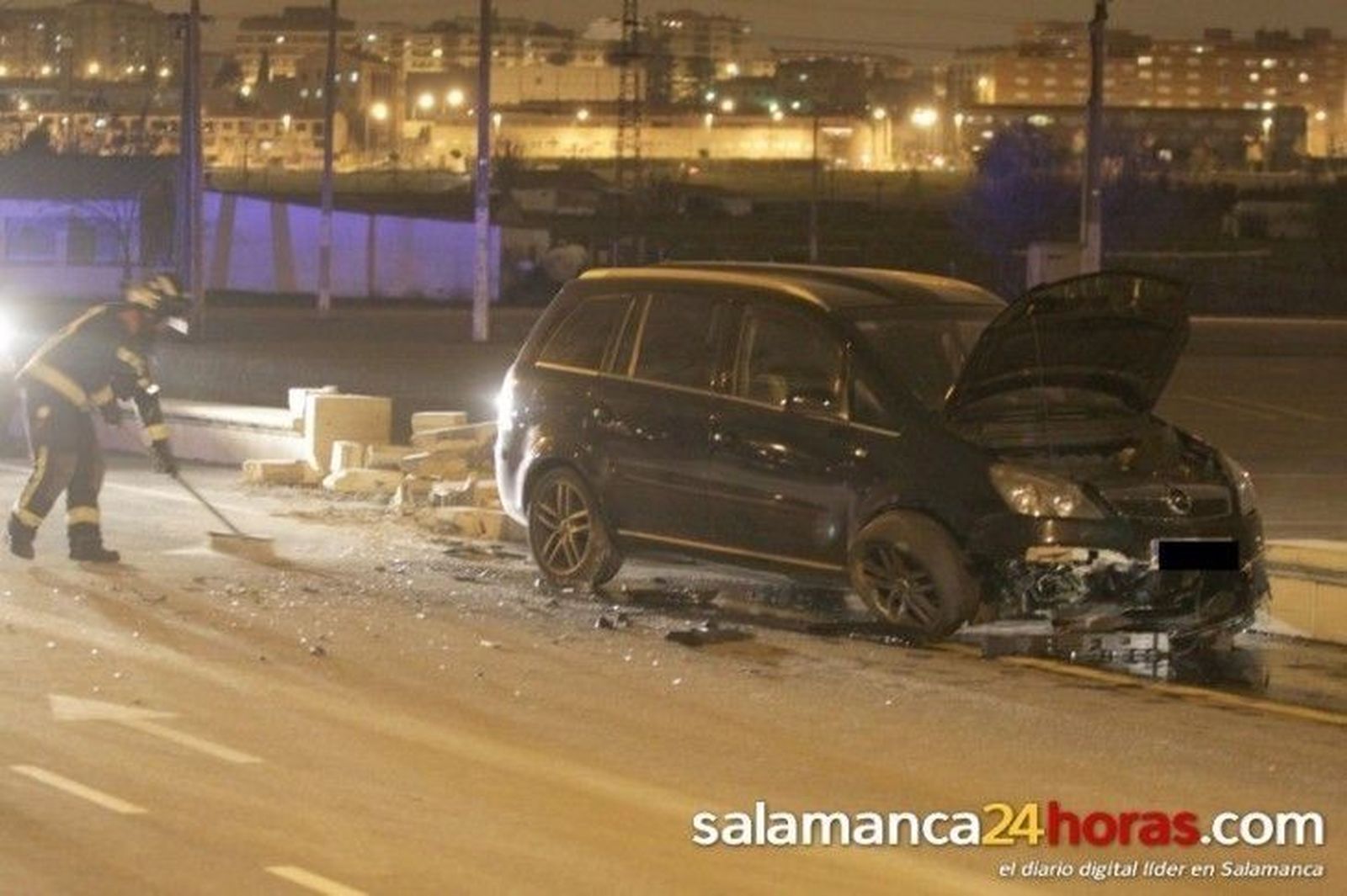 Un conductor se lleva por delante un muro en La Aldehuela