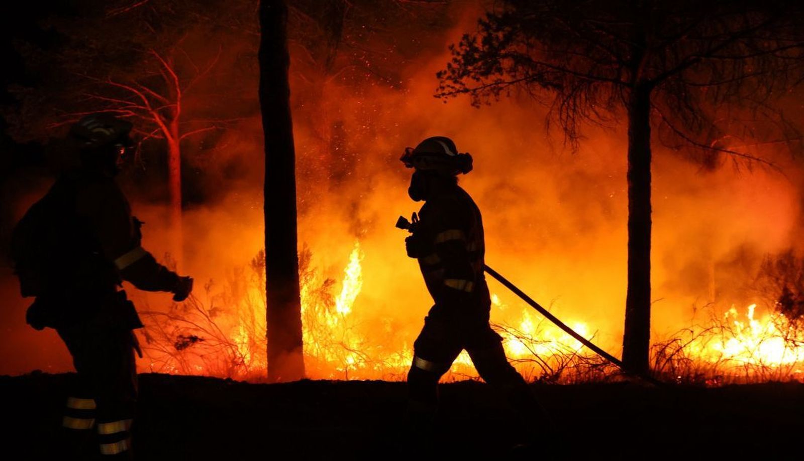 Bomberos trabajando en un incendio en la provincia de Salamanca | FOTO: JOSÉ VICENTE (ICAL) Bomberos trabajando en un incendio en la provincia de Salamanca | FOTO: JOSÉ VICENTE (ICAL)
