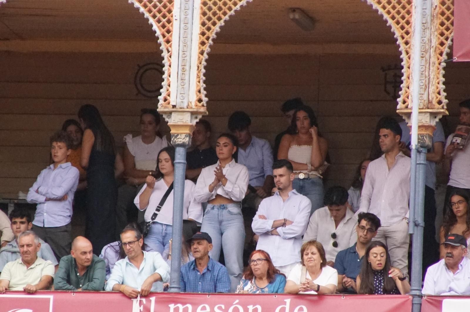 Expectación por ver los caballos de rejoneo en La Glorieta: imágenes del ambiente en los tendidos y en el patio de cuadrillas