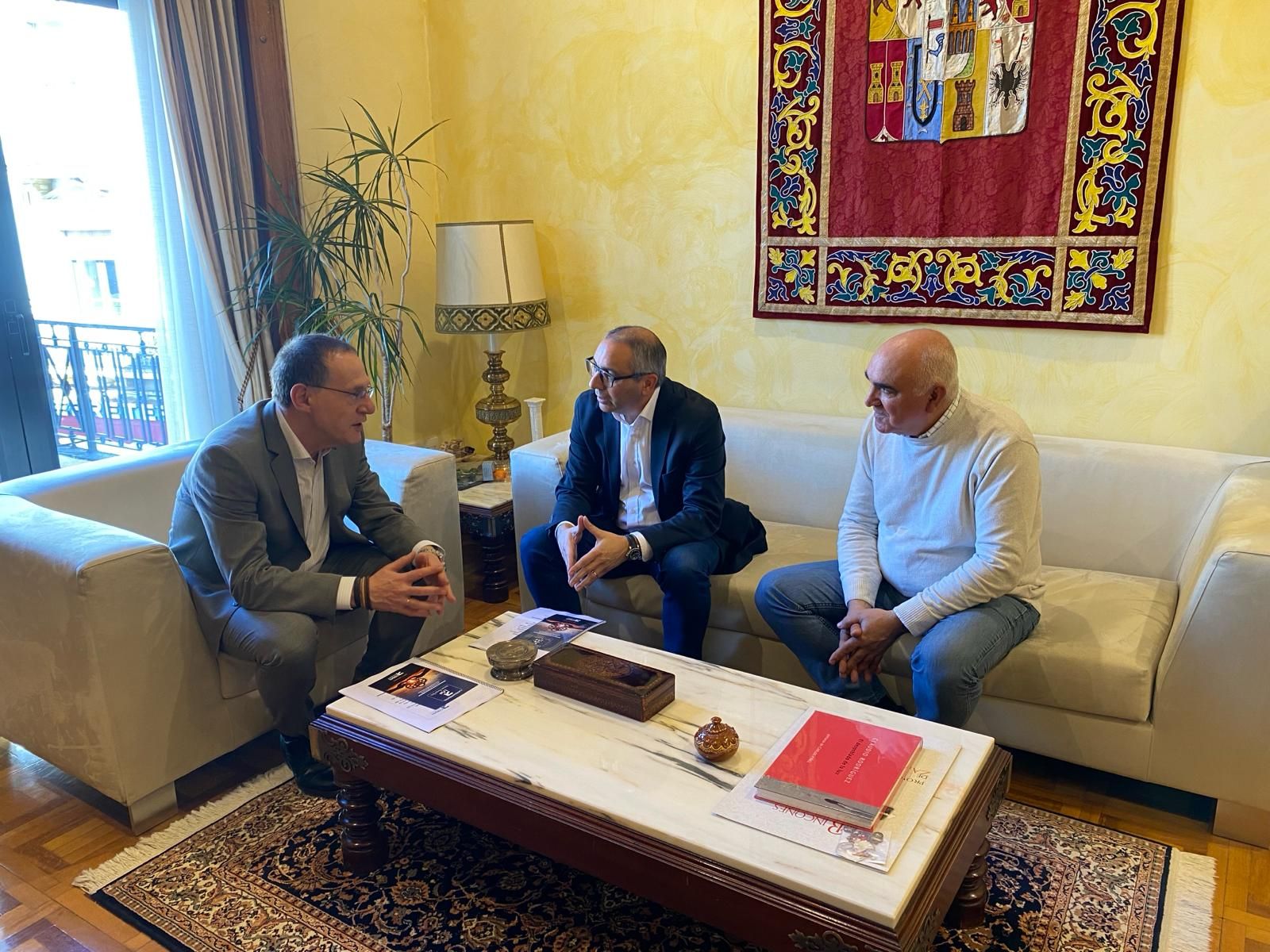 Reunión con el Colegio Oficial de Ingenieros Técnicos Industriales de Zamora. Ángel Blanco, José Luis Hernández y José Simón Fuentes.