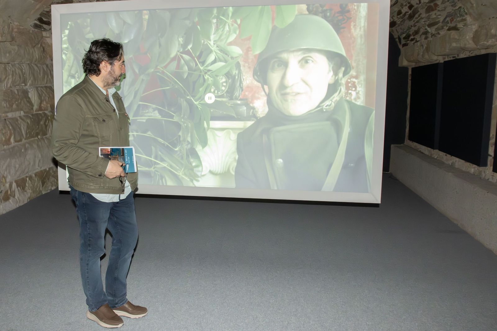 Javier Panera, director del Servicio de Actividades Culturales de la USAL, ante la proyección del artista Ausín Sáinz en 4WALLS II (2026). /Raquel J. Santos (Comunicación USAL)